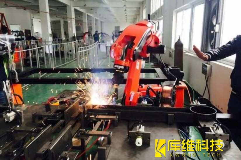 焊接<a href='http://www.jinchanzhuangshi.com' target='_blank'><u>機器人工作站</u></a>